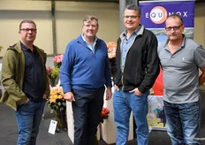 Alexander van Egmond van W.K. Heyl, eigenaar van Equinox, Rod Jones, veilingmeester rozen in Rijnsburg, en Ruud van der Hout en Jaap Shneijer van Flower Business Support.